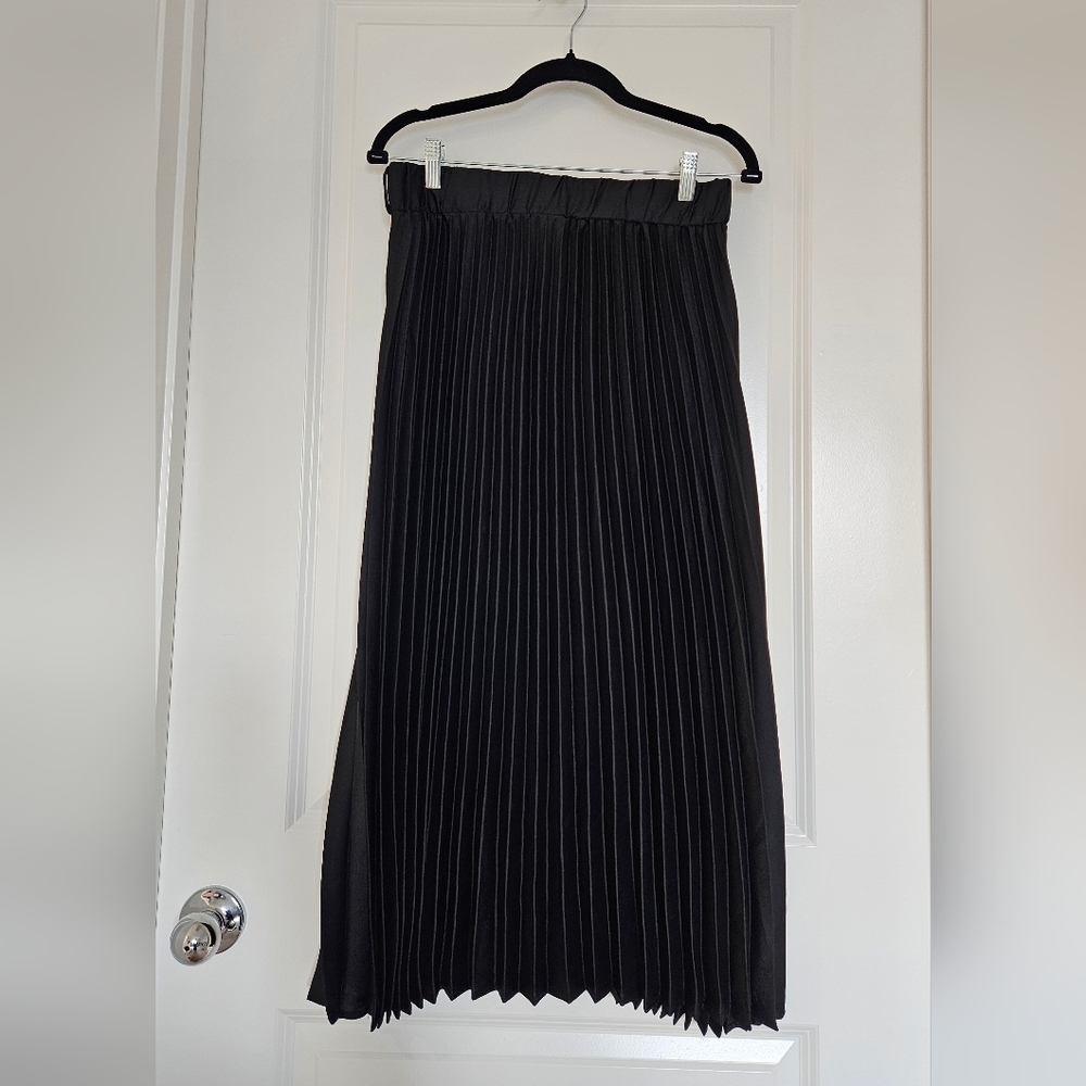 Elegant Black Pleated Maxi Skirt
